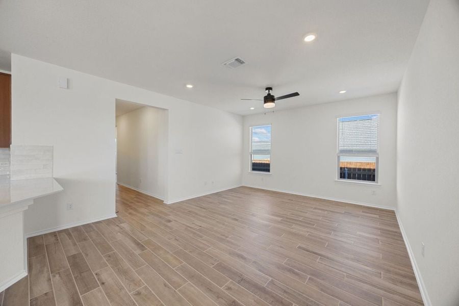 Spacious, unfurnished interior of a new home in Overlook Ranch, Georgetown (Image 6).