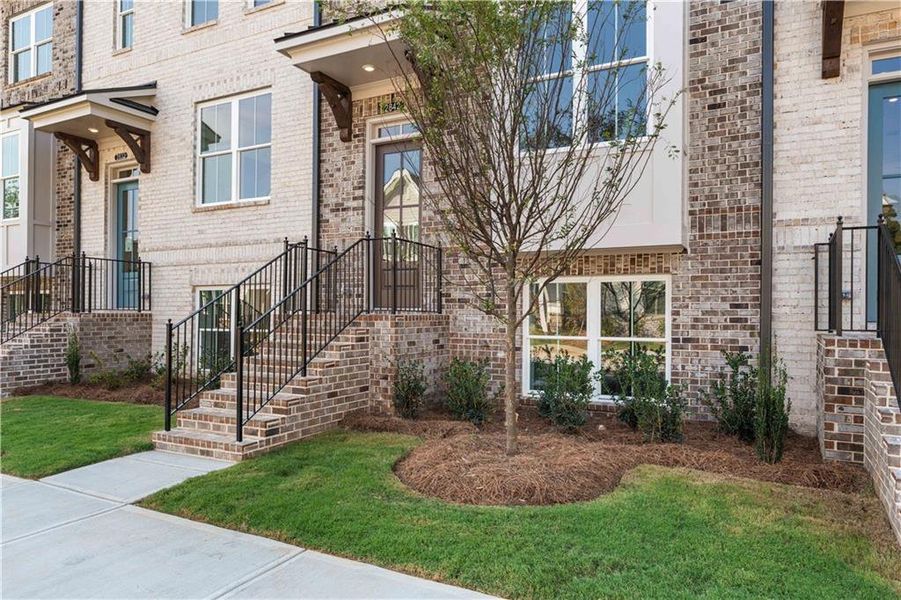 Exterior details and patio area of a home in Evanshire Townhomes, Duluth (Image 26).
