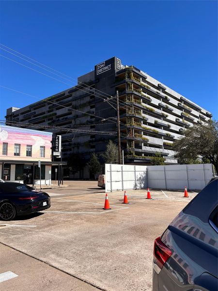 Condo located in Houston, TX showcasing its design and architecture (Image 4).