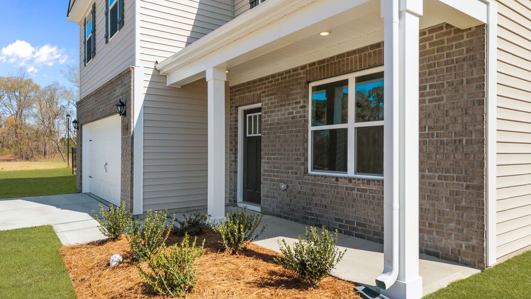 Exterior details and patio area of a home in Villa Grande, Winterville (Image 4).