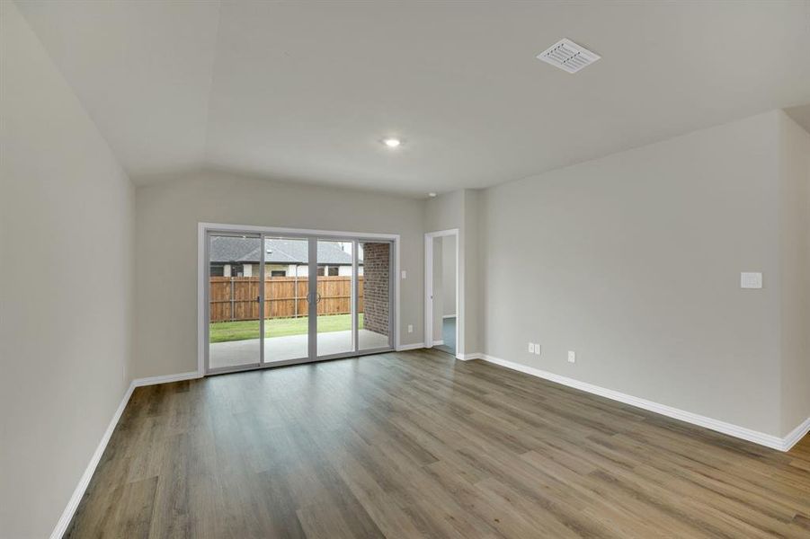 Spacious, unfurnished interior of a new home in Stonehaven, Seagoville (Image 16). Spacious, unfurnished interior of a new home in Stonehaven, Seagoville (Image 16).