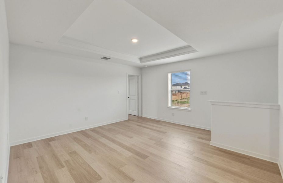 Spacious, unfurnished interior of a new home in Sunfield, Buda (Image 16).