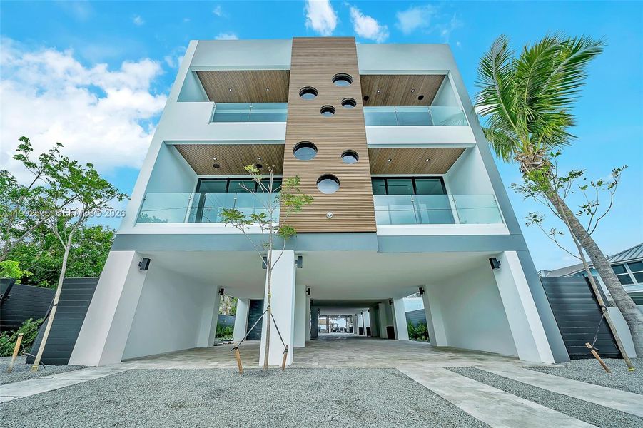 Condo located in Key Largo, FL showcasing its design and architecture (Image 3).