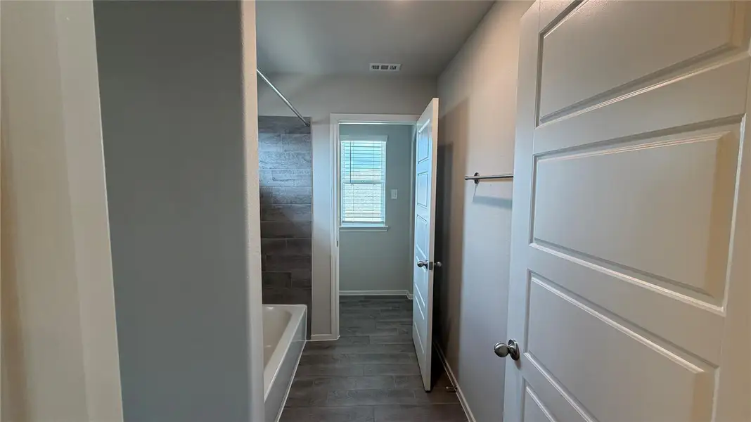 Spacious, unfurnished interior of a new home in River Ranch, Dayton (Image 11).