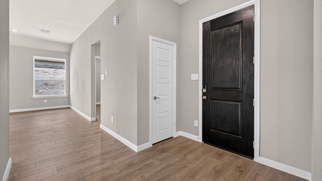Spacious, unfurnished interior of a new home in Lakeview Pointe, Grand Prairie (Image 20).
