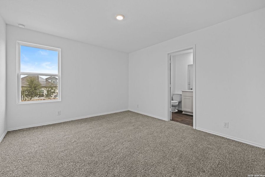 Spacious, unfurnished interior of a new home in Blue Ridge Ranch, San Antonio (Image 16).