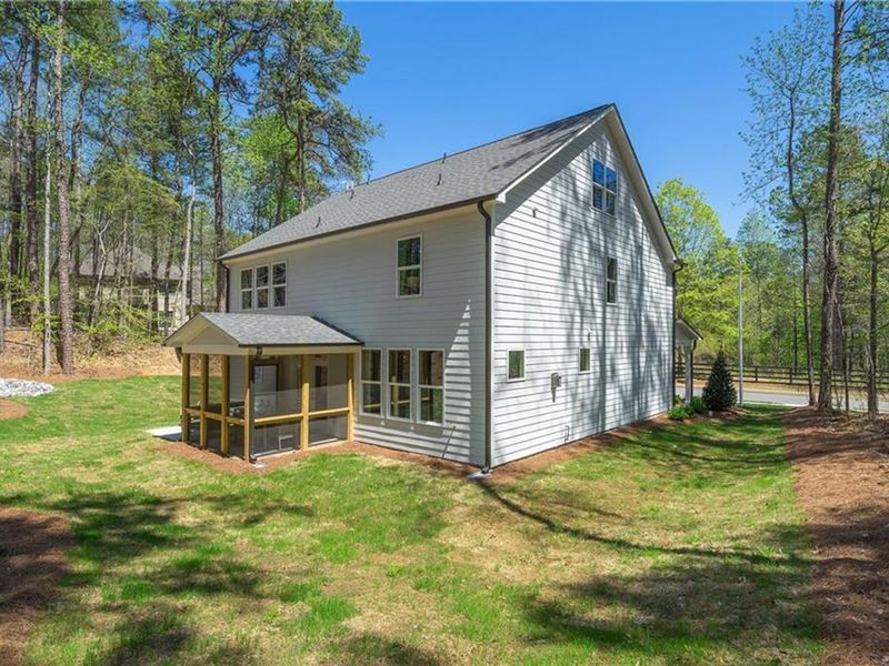 Exterior details and patio area of a home in Riverwood, Dallas (Image 33).