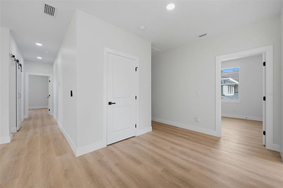 Spacious, unfurnished interior of a new home in , Tampa (Image 21).