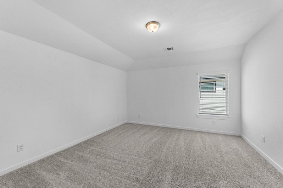 Spacious, unfurnished interior of a new home in Huntington Place, Rosharon (Image 21).
