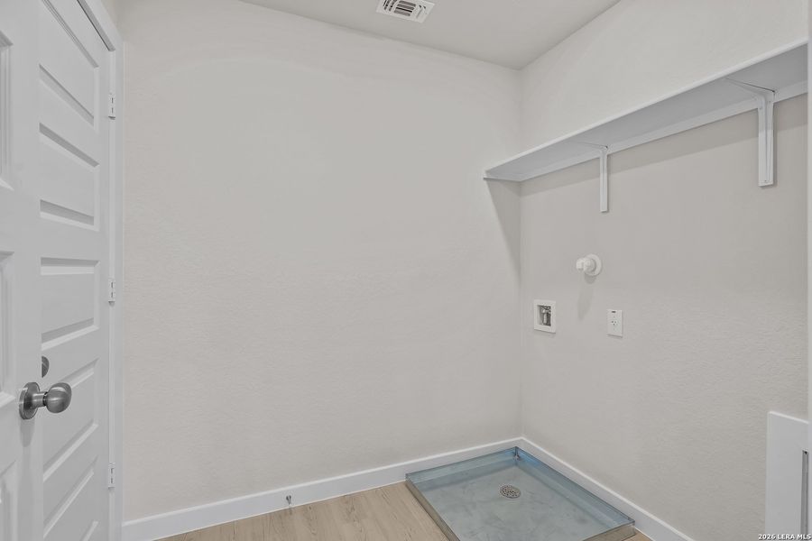 Spacious, unfurnished interior of a new home in Applewhite Meadows, San Antonio (Image 24).