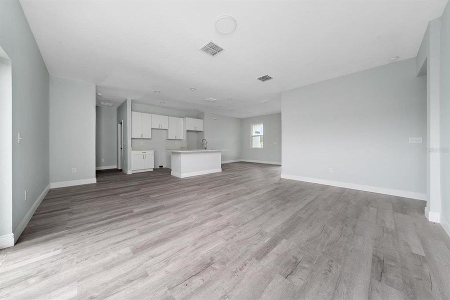 Spacious, unfurnished interior of a new home in , Ocala (Image 9).