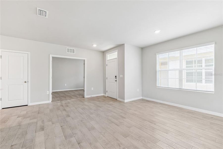 Spacious, unfurnished interior of a new home in Heritage Lake Park, Punta Gorda (Image 15).