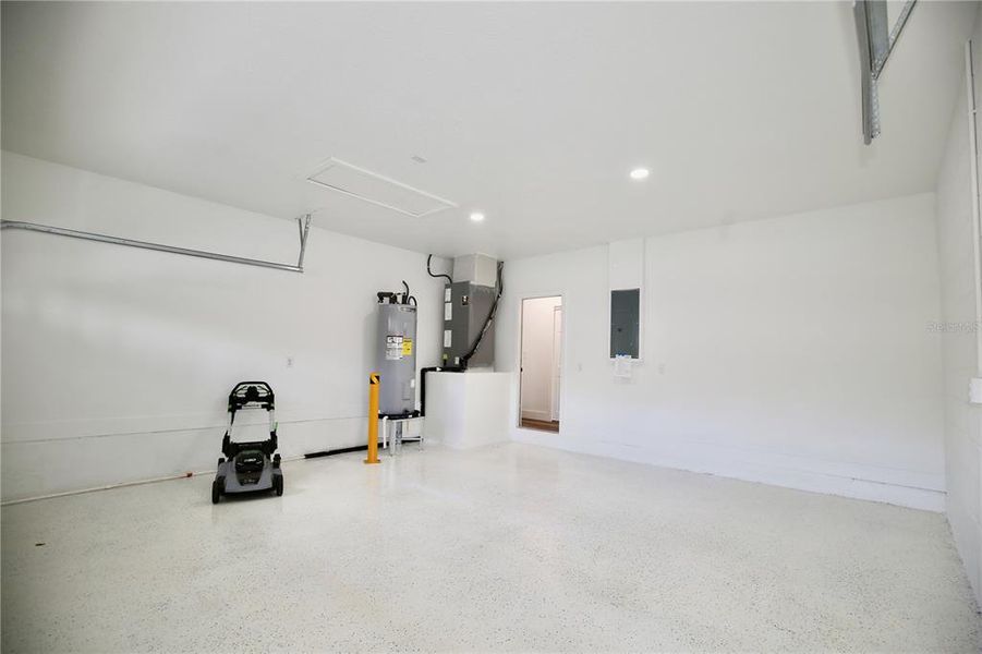 Spacious, unfurnished interior of a new home in , Orlando (Image 34).