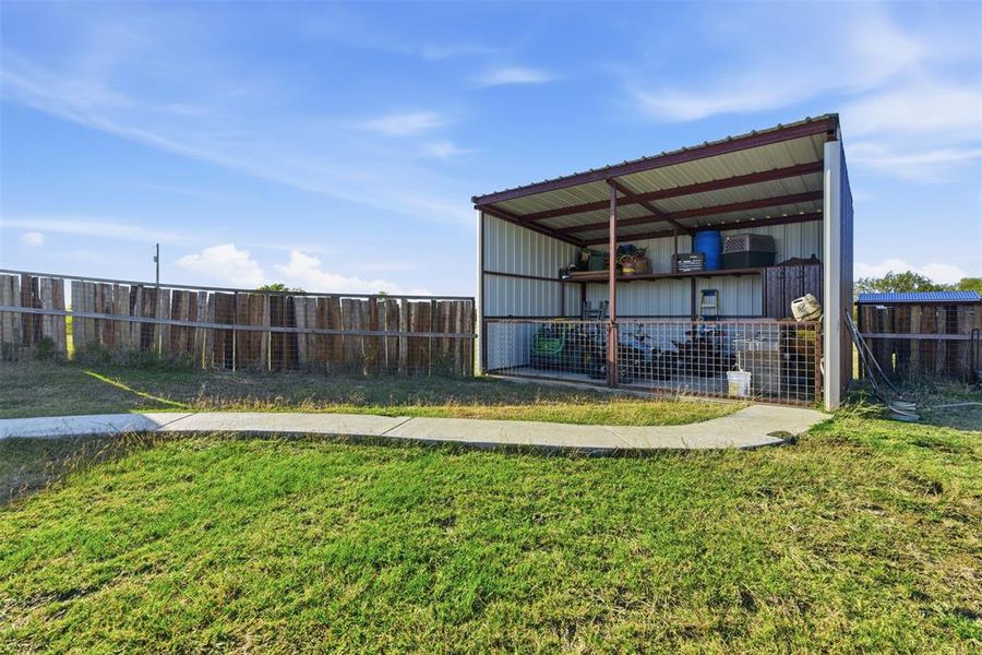 Exterior details and patio area of a home in , Grandview (Image 3).