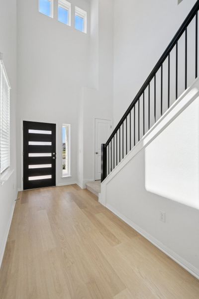 5 web or mls Young St S0704 005