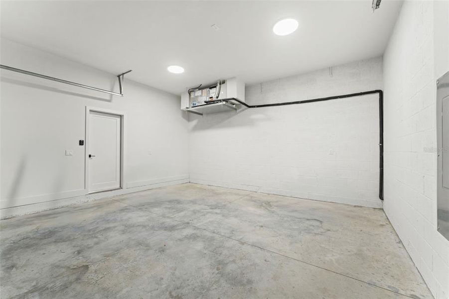 Spacious, unfurnished interior of a new home in , Tampa (Image 34).