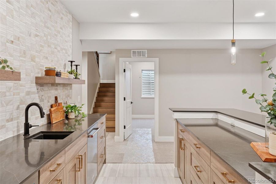 Photos are of a similar unit. Photos are of a similar unit.