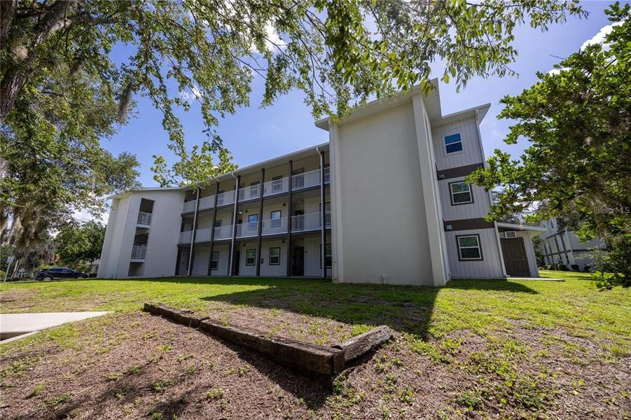 Condo located in Gainesville, FL showcasing its design and architecture (Image 4).