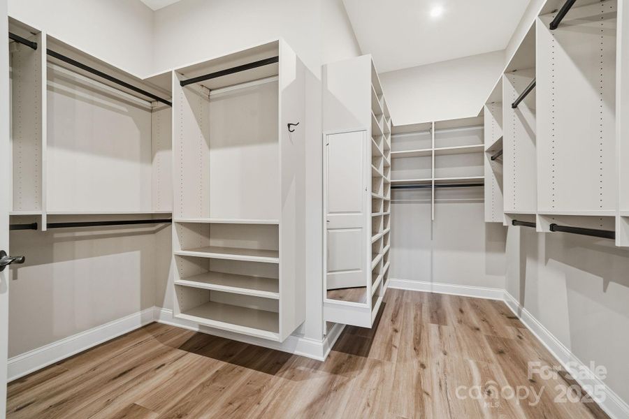 Primary suite w/custom closet
