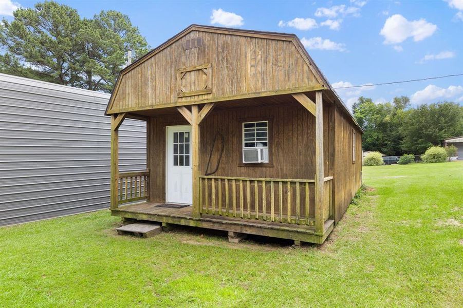 Exterior details and patio area of a home in , Wills Point (Image 19).