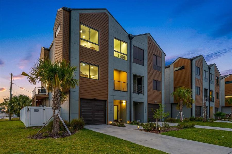 Condo located in Indian Rocks Beach, FL showcasing its design and architecture (Image 3).