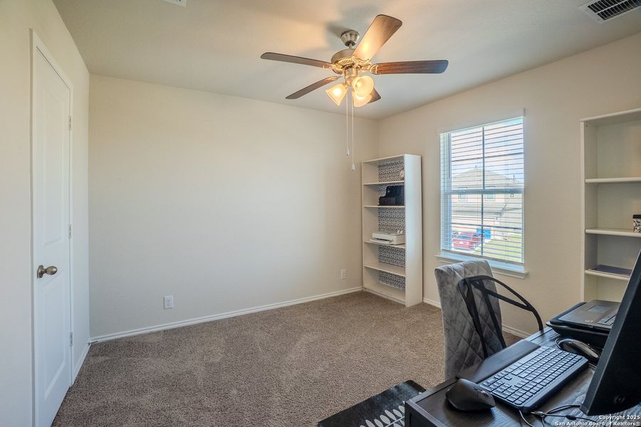 Spacious, unfurnished interior of a new home in The Links at River Bend, Floresville (Image 19).