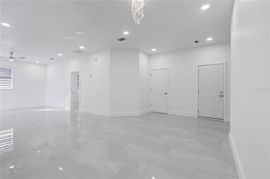 Spacious, unfurnished interior of a new home in , Pinellas Park (Image 30).