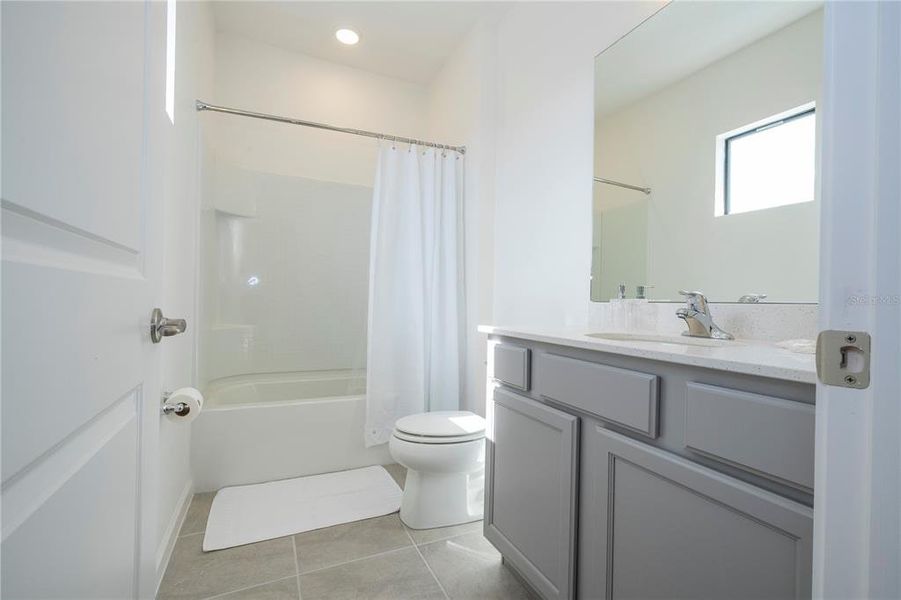 Furnished interior view inside a new home in , Orlando (Image 51).