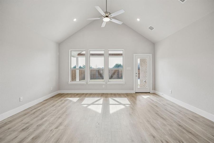 Spacious, unfurnished interior of a new home in Dove Hollow, Waxahachie (Image 18). Spacious, unfurnished interior of a new home in Dove Hollow, Waxahachie (Image 18).