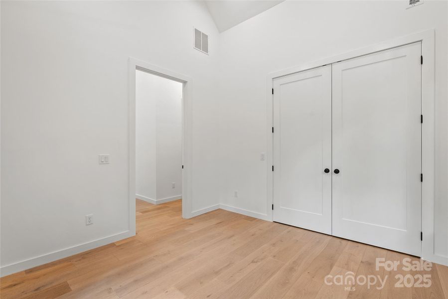 Spacious, unfurnished interior of a new home in , Asheville (Image 31).