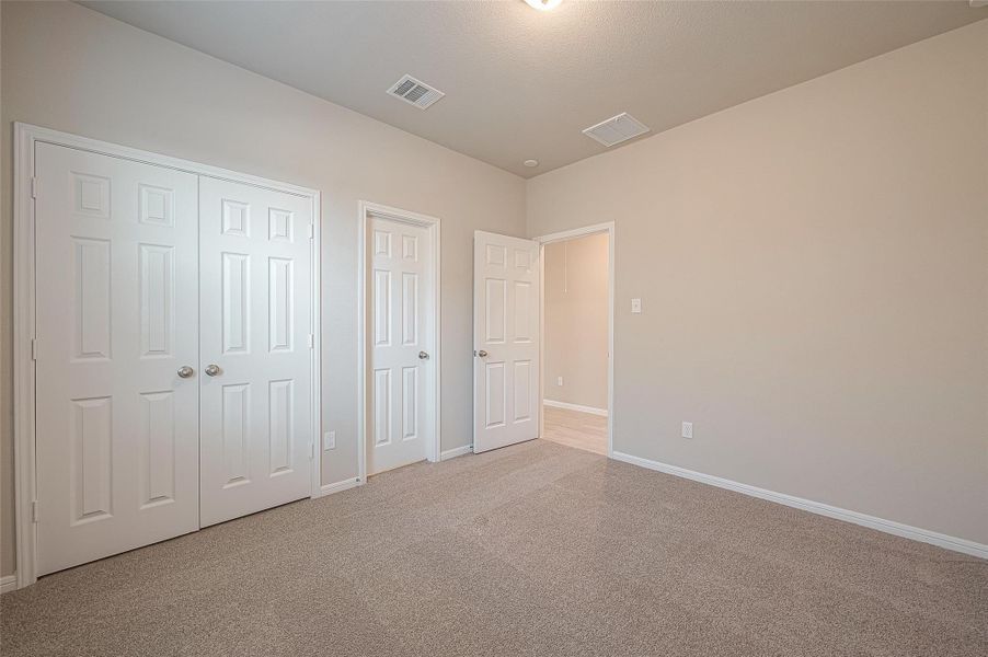 Spacious, unfurnished interior of a new home in , Iowa Colony (Image 24).