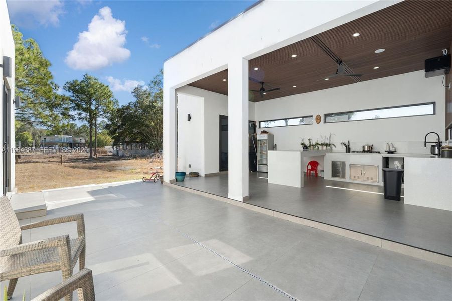 Exterior details and patio area of a home in , Clewiston (Image 22).