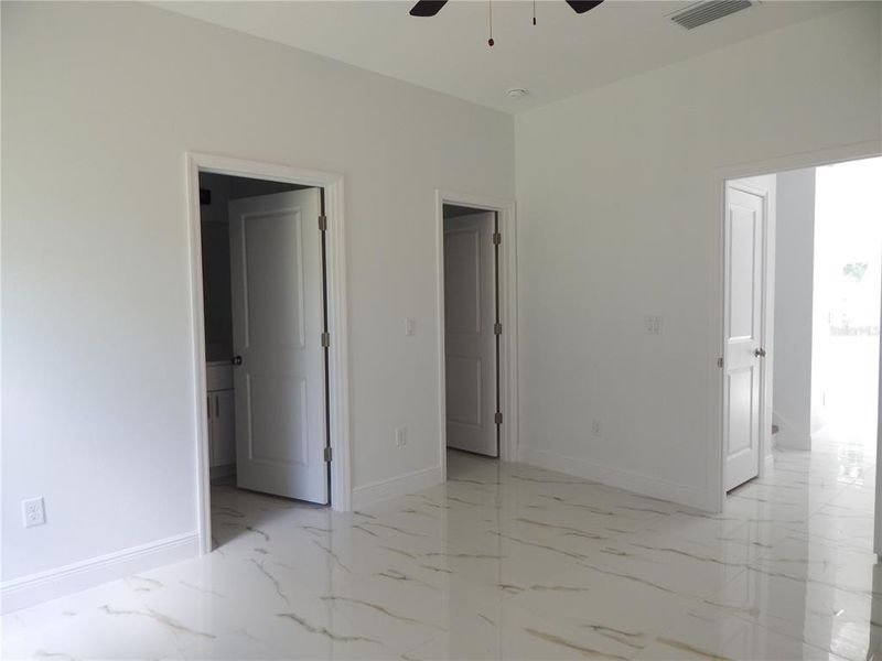 Spacious, unfurnished interior of a new home in , Tampa (Image 24).