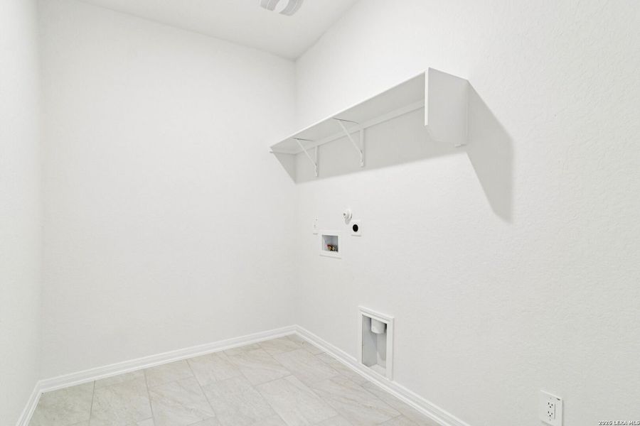 Spacious, unfurnished interior of a new home in Lark Canyon, New Braunfels (Image 35).