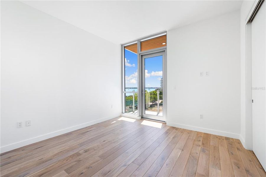 Spacious, unfurnished interior of a new home in , Sarasota (Image 19).