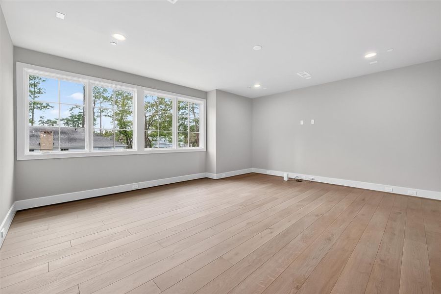 This room provides a significant degree of adaptability and is furnished with a jacuzzi bathtub. This room provides a significant degree of adaptability and is furnished with a jacuzzi bathtub.