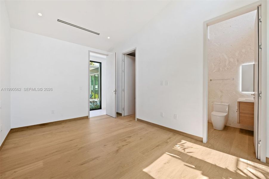 Spacious, unfurnished interior of a new home in , Coral Gables (Image 18).