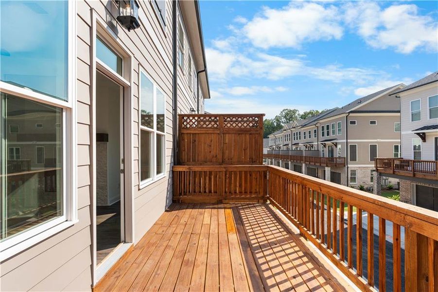 Exterior details and patio area of a home in Evanshire Townhomes, Duluth (Image 28).