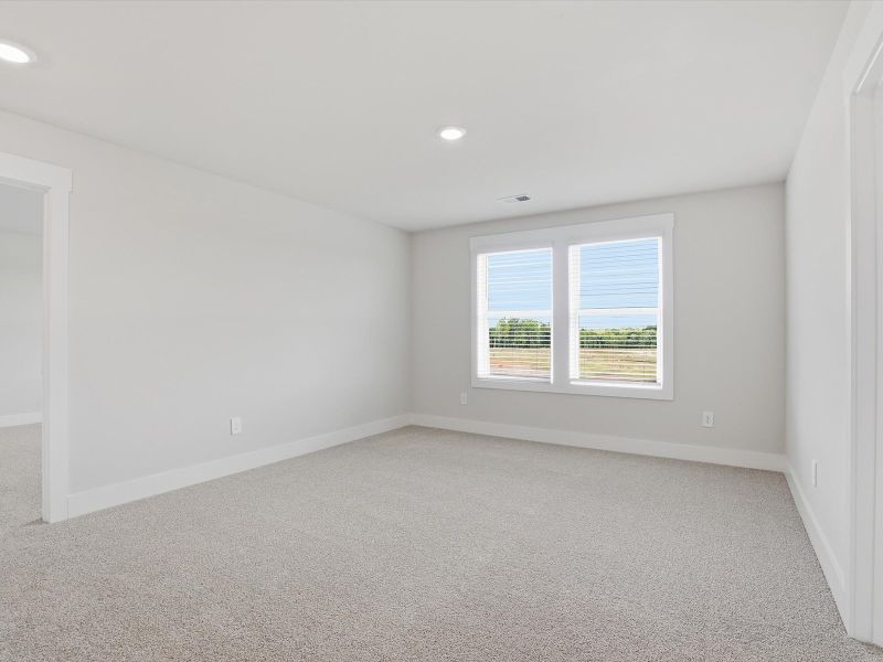 Spacious, unfurnished interior of a new home in Ashby Woods, Boiling Springs (Image 11).
