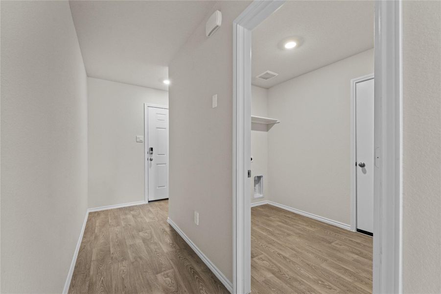 Spacious, unfurnished interior of a new home in Ladera, Luling (Image 20).