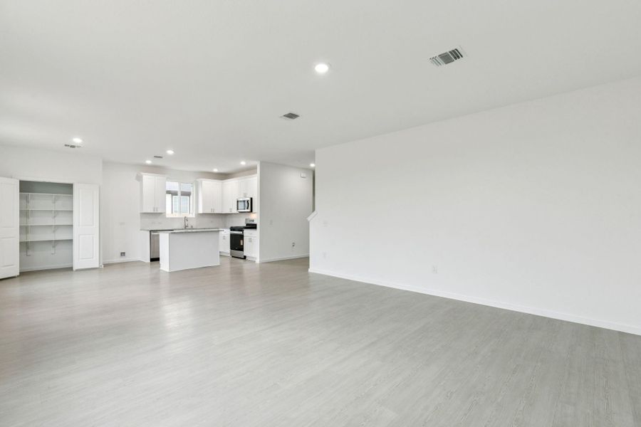 Spacious, unfurnished interior of a new home in Windcress, Baytown (Image 23).