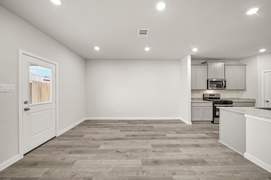 Spacious, unfurnished interior of a new home in Lexington Heights, Willis (Image 17).