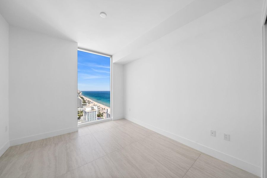 Spacious, unfurnished interior of a new home in Selene Oceanfront Residences, Fort Lauderdale (Image 23).