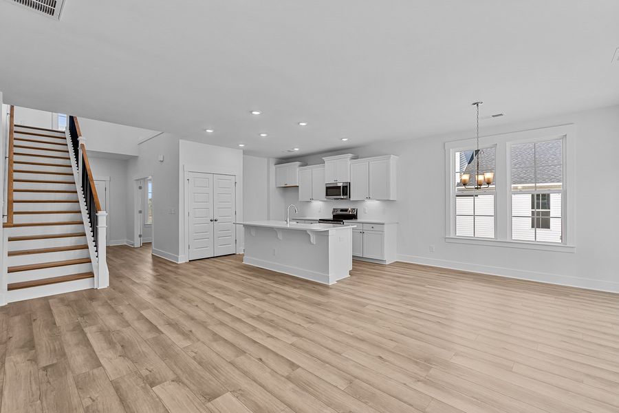 Spacious, unfurnished interior of a new home in Fieldstone, Lexington (Image 31).