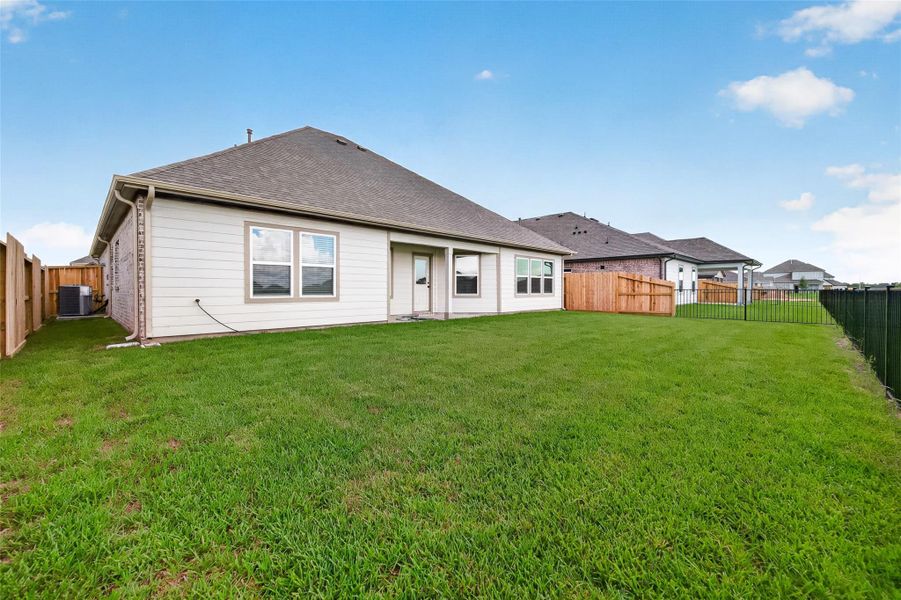 Exterior details and patio area of a home in Foxtail Palms, Manvel (Image 4).
