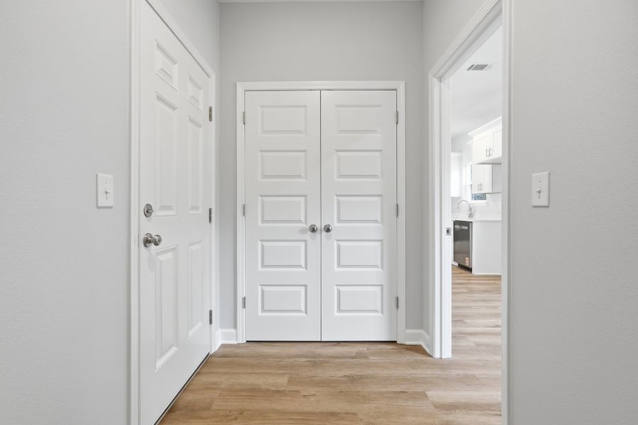 Spacious, unfurnished interior of a new home in Live Oak Cottages, Freeport (Image 20).