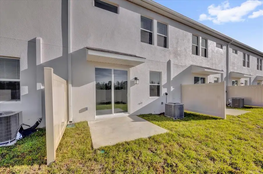 Exterior details and patio area of a home in , Kissimmee (Image 4).