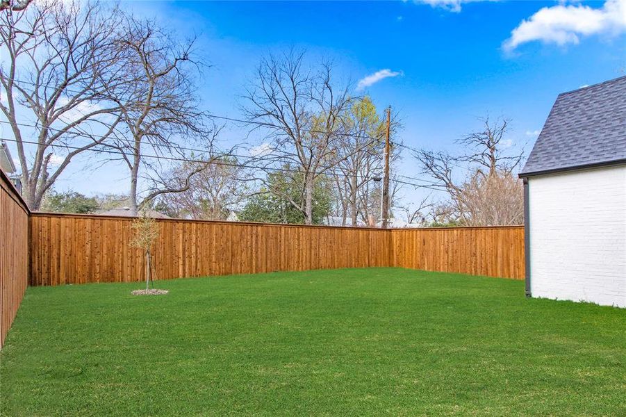 Exterior details and patio area of a home in , Dallas (Image 3).