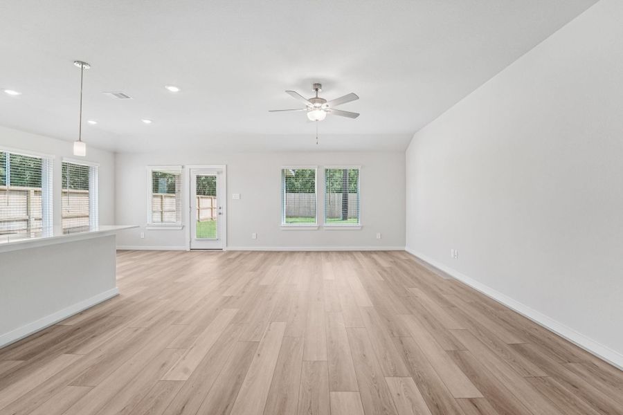 Spacious, unfurnished interior of a new home in Stewart's Ranch, Conroe (Image 39).