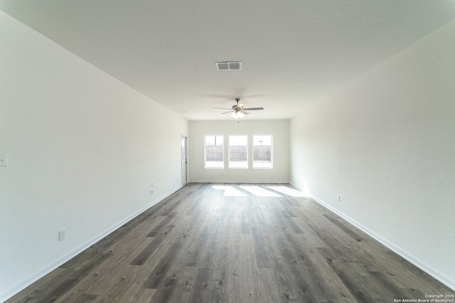 Spacious, unfurnished interior of a new home in Katzer Ranch, Converse (Image 10).